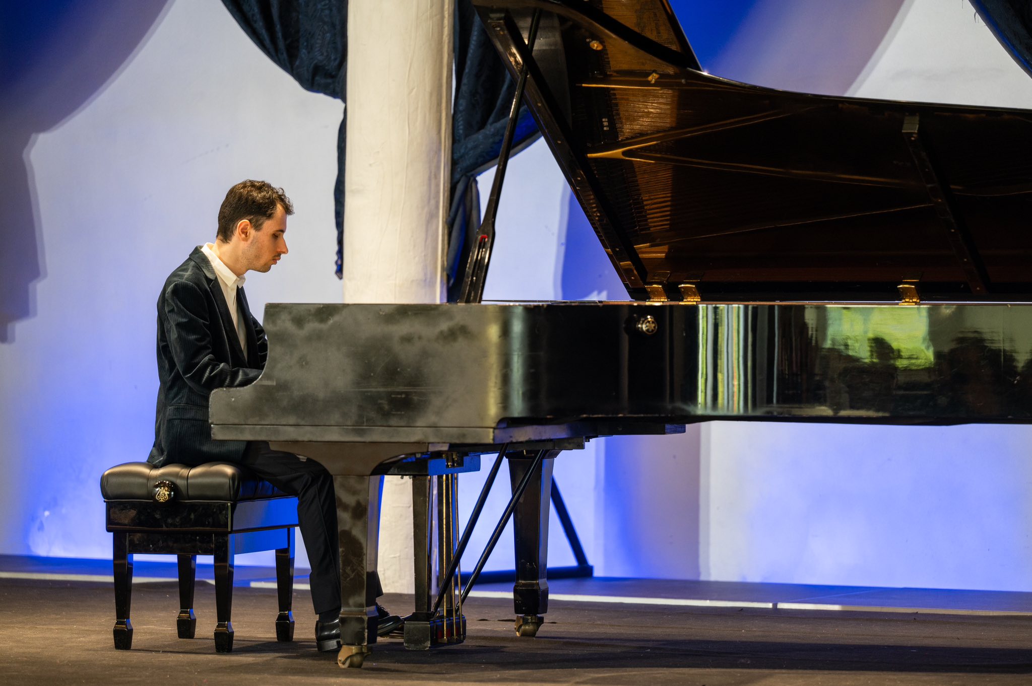 “Rrëfimi i tingujve”, koncerti që rrëfen i një pianisti të verbër!